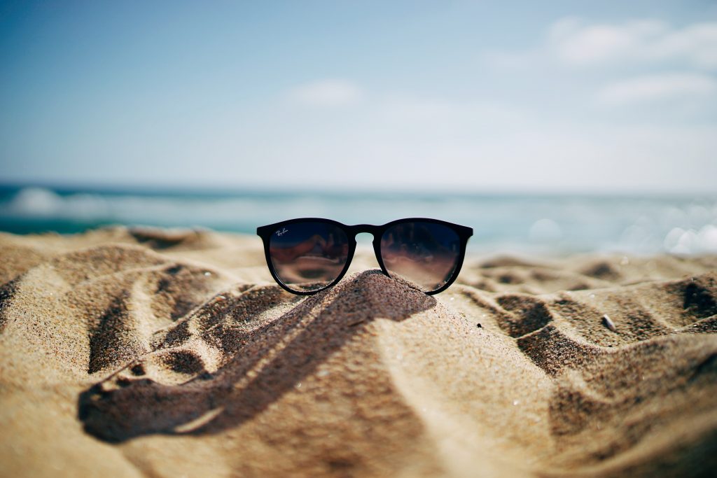 Plage avec lunettes de soleil posées sur le sable